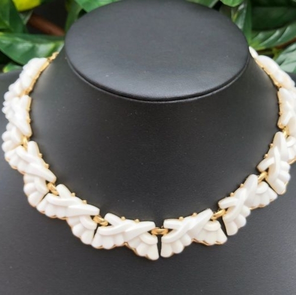 HP. Vintage Marked Trifari Chocker Necklace - Picture 1 of 9